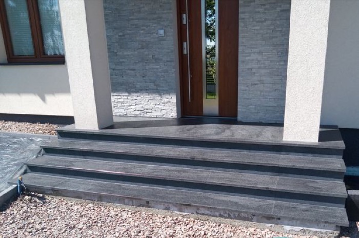 Granitowe schody wejściowe dopasowane kolorystycznie do elewacji domu